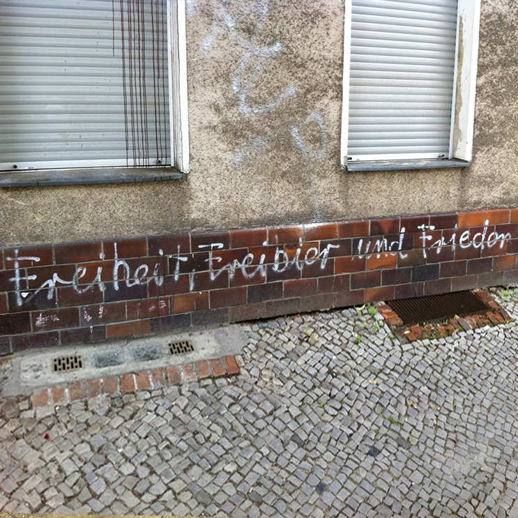 Hausmauer in Berlin mit Graffiti